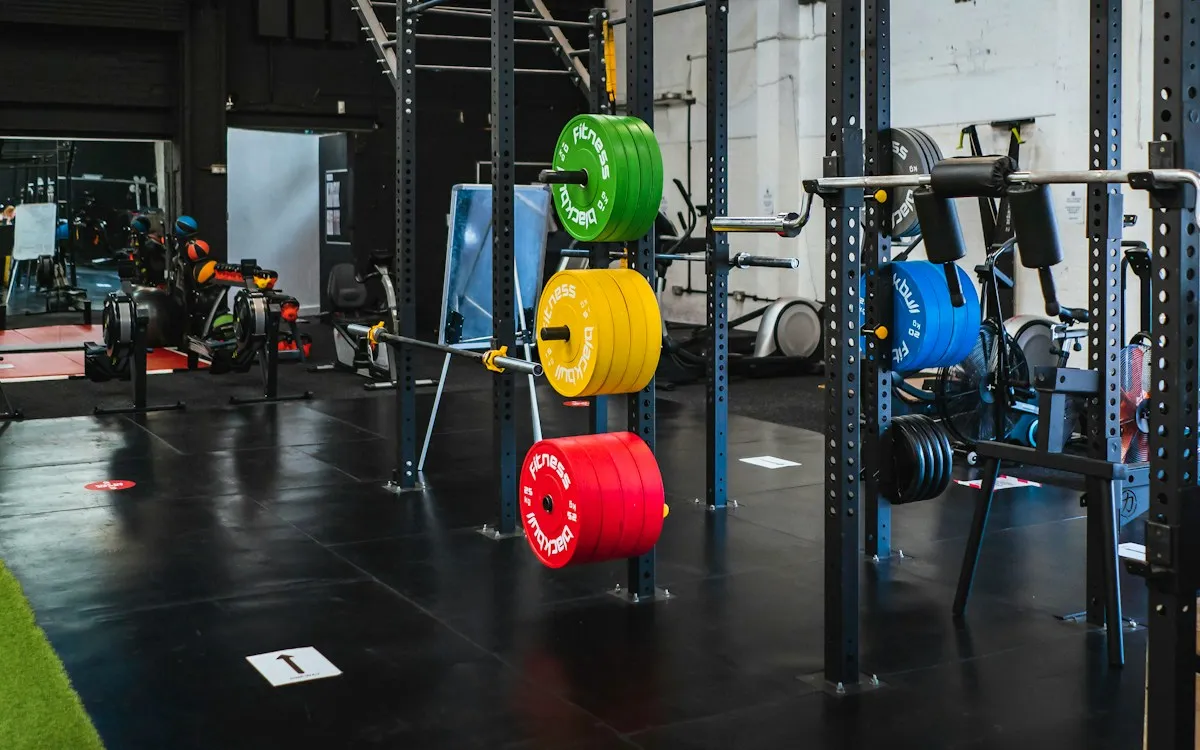 Une box de cross-training : structure de traction, poids de couleur et rameurs